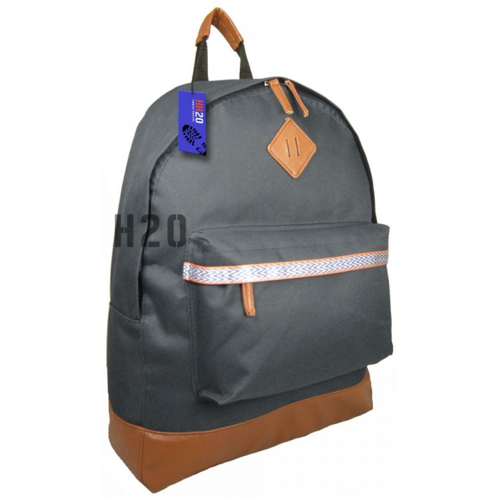 Šedý školní batoh s trendy prvky